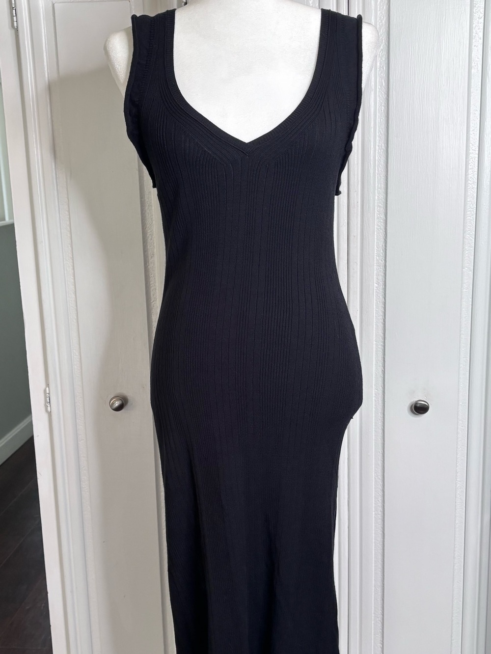 Sleeveless Black V-Neck Ribbed Maxi Dress size small